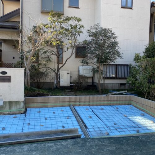 スタイロホーム、ワイヤーメッシュ引き作業です。