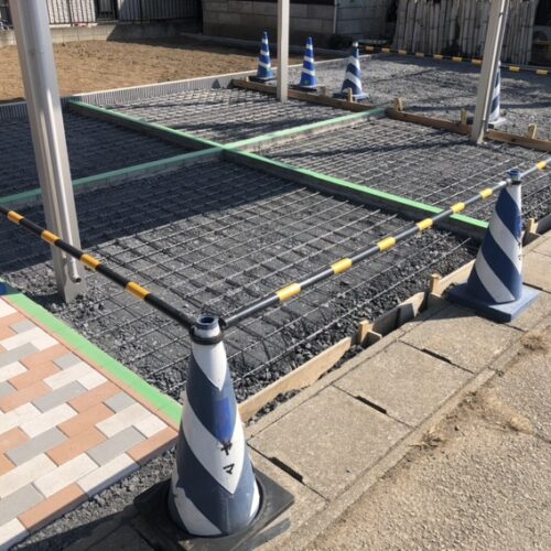 駐車場コンクリート打設前のメッシュ筋敷きです。