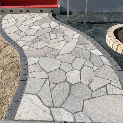 天然石乱張りと目地完了です。