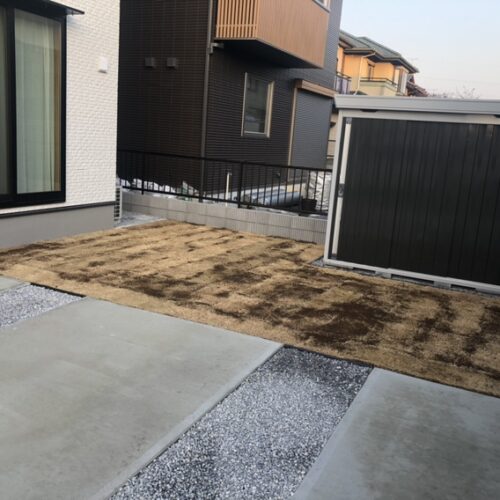 芝張り作業です。