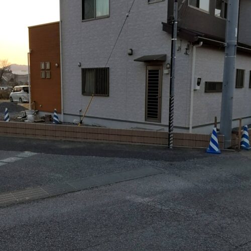 ブロック積みです。