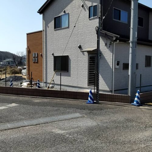 フェンス柱建てです。