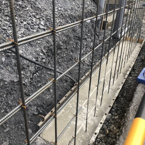 基礎擁壁部分のベースコンの打設となります。