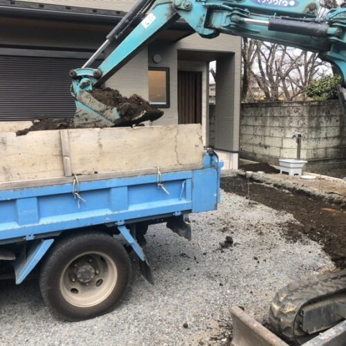 本日より工事着工となります。駐車場部分の掘削作業となります。