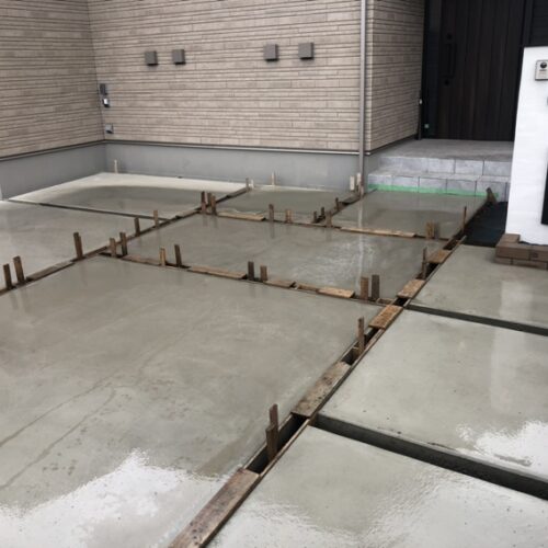 駐車場の土間コンクリートの養生です。