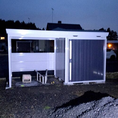 物置組み立てです。