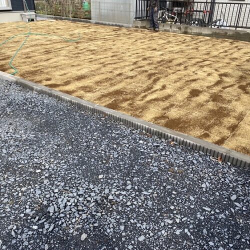 お庭の芝張り作業完了です。