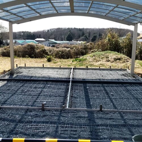 土間コンクリートワイヤーメッシュ敷きです。