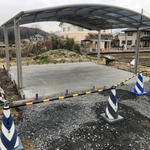 駐車場の土間コンクリートの養生となります。