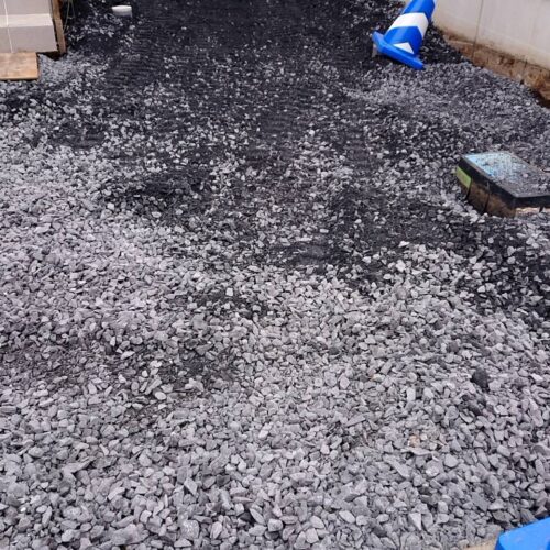 駐車場砕石入れです。