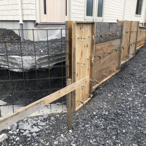 タイル下地のコンクリート型枠組み作業です。