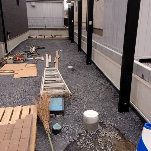 カーポート柱建てです。