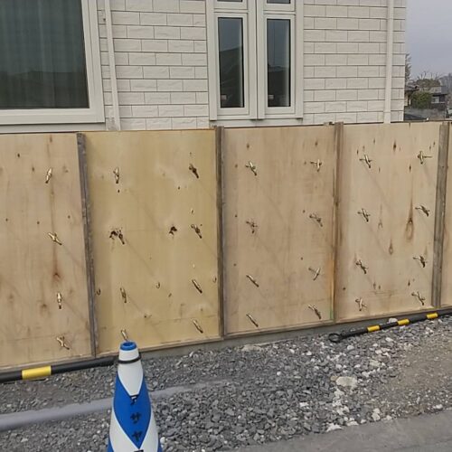 タイル下地部分の基礎型枠組み作業となります。