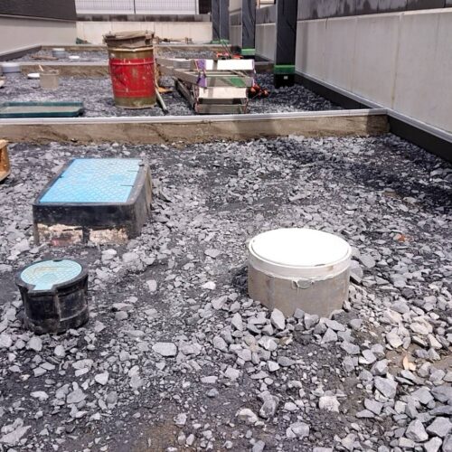 メーターボックス及び排水マスの高さ調整です。