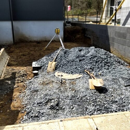 駐車場掘削砕石入れです。