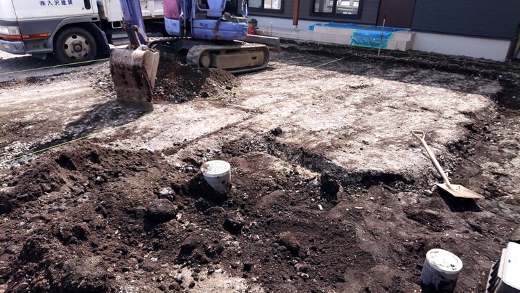 駐車場部分の掘削作業となります。