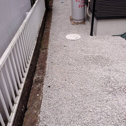 ６号砕石敷きです。