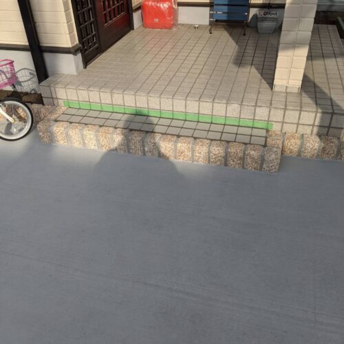 玄関タイルはりです。