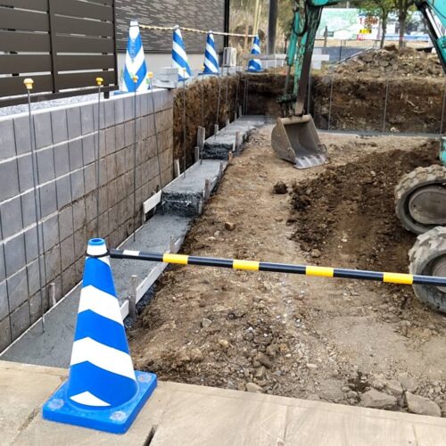 ブロック基礎コンクリート打設です。