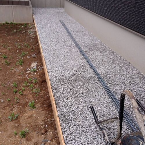 ６号砕石敷き込みです。