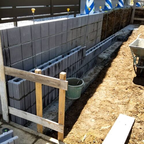 ブロック積みです。