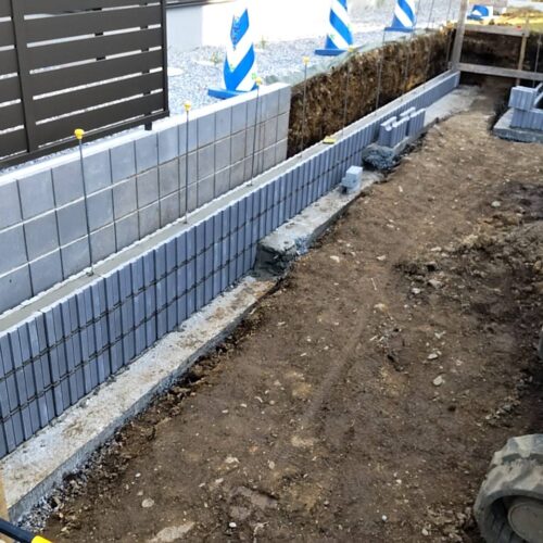 ブロック積みです。