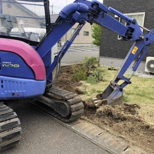 本日より工事着工となります。掘削及び抜根作業となります。