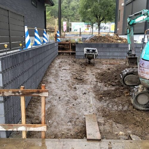 ブロック積みです。