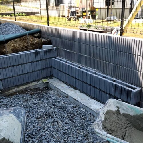 ブロック積みです。