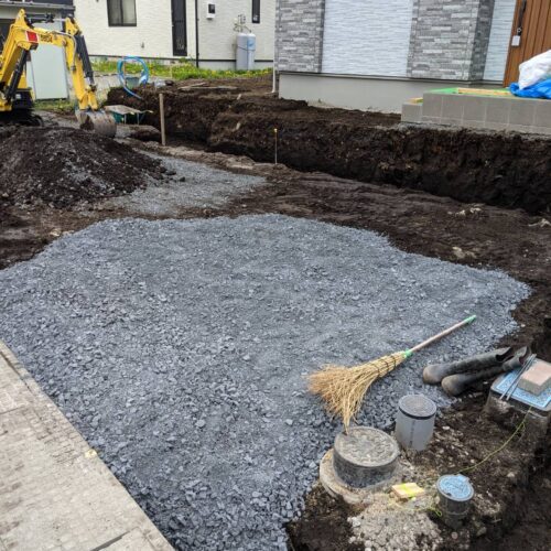 駐車場掘削、砕石入れです。