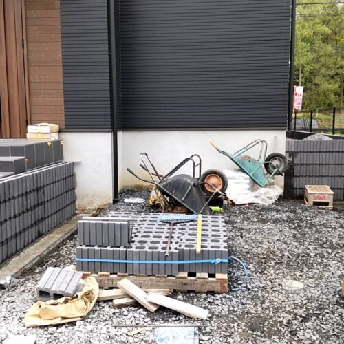 ブロック積みです。