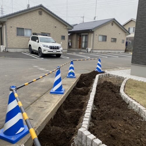 フェンスの基礎床掘です。