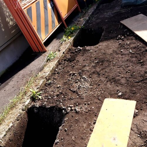 既存タイルの一部解体及び束石部分の掘削です。