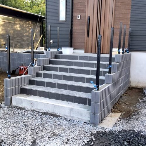 階段手摺り柱建てです。