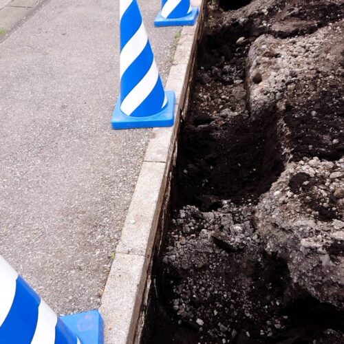 ベース及び束石部分の掘削です。