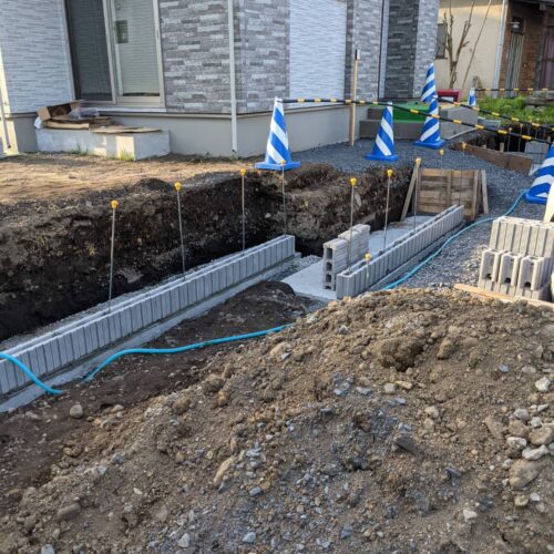 ブロック積みです。