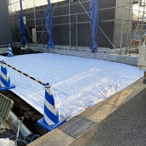 仮設の駐車場のシート敷きとなります。