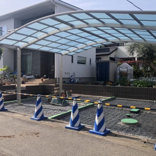 カーポートの屋根張り作業となります。