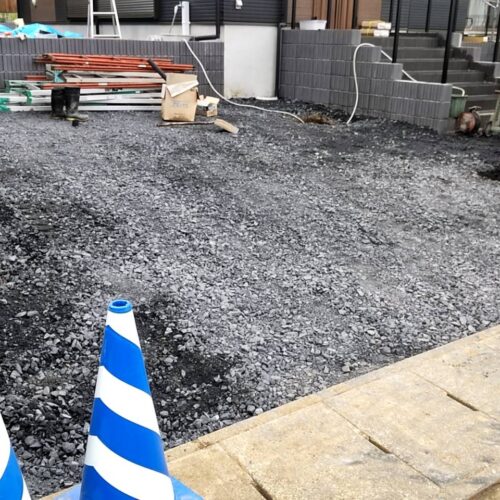 駐車場砕石入れです。