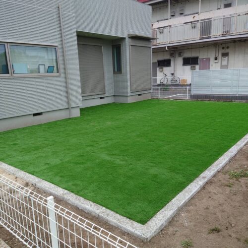 人工芝張りです。