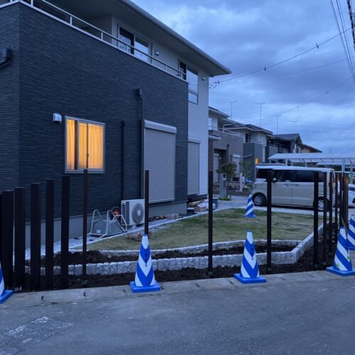 フェンスの柱施工と枕木施工です。