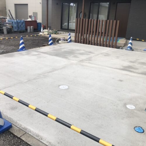 駐車場の土間コンクリートの養生となります。