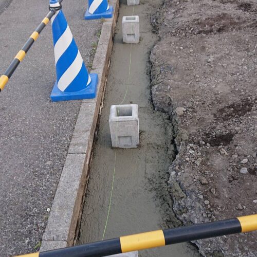 フェンス基礎石及びブロックベースのコンクリート打設です。