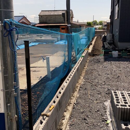 ブロック積みです。