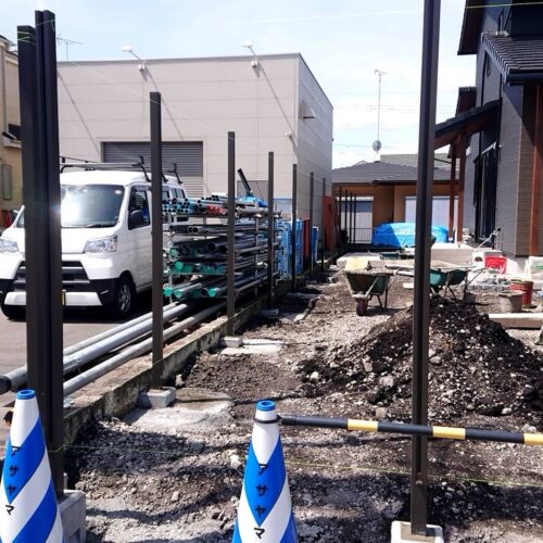 フェンス支柱の施工です。