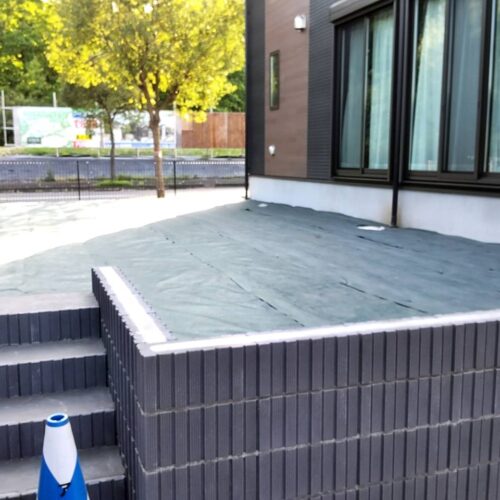 防草シート敷きです。