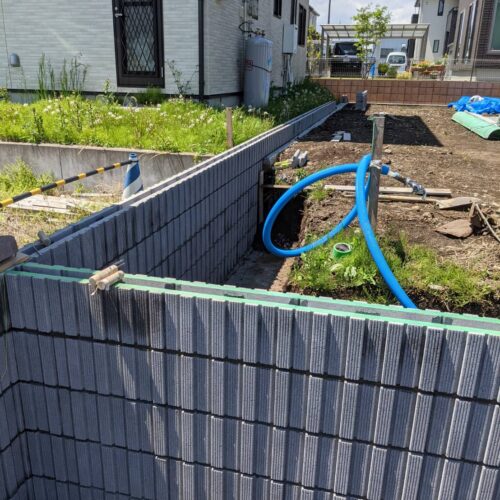 ブロック積みです。