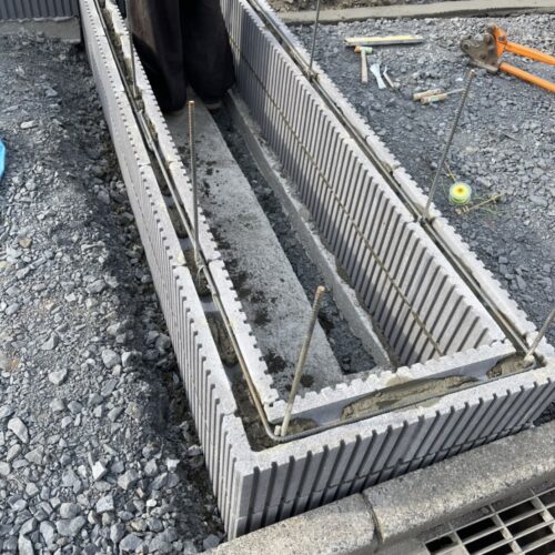 ブロック積みです。