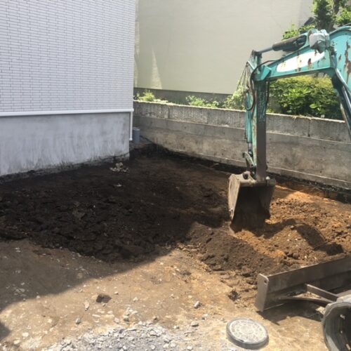 駐車場掘削です。