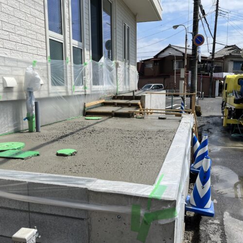 タイル下地部分のコンクリートの打設作業となります。